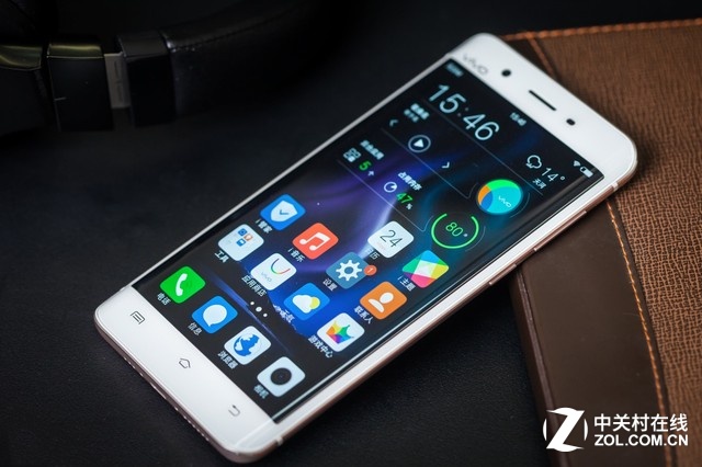 作為全球首款雙曲面屏+全金屬機身設(shè)計的<a href=/mobile/ target=_blank class=infotextkey>智能手機</a>vivo Xplay5驚艷的外型讓人印象深刻，這也是其上市之后熱賣的原因之一。現(xiàn)在消費者購買手機往往都需要綜合對比，例如拍照好不好看、暗光拍照性能如何？所以這次我們將針對vivo Xplay5進行實拍測試。