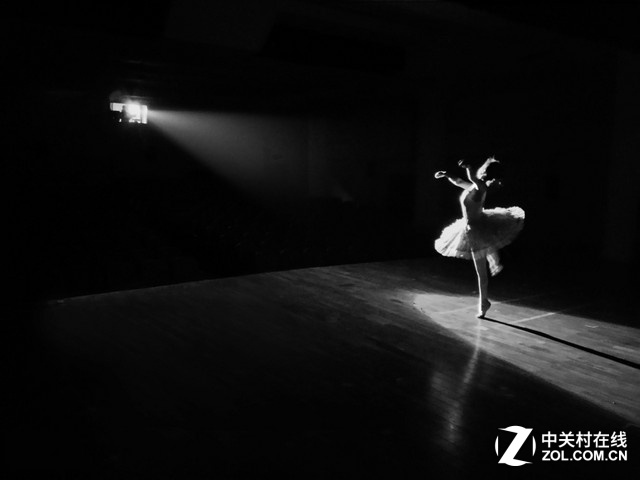為了更好的測試vivo Xplay5的拍照性能，我們安排了一個場景，讓芭蕾舞舞蹈演員在非常暗的舞臺上盡情跳舞，只通過舞臺的追光燈進行補光，而我們則在場邊進行抓拍，看看vivo Xplay5的一系列超強拍照功能表現(xiàn)如何。