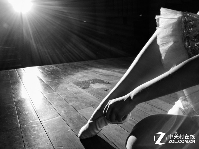 而PDAF相位對焦則是單反上經(jīng)常使用的對焦技術(shù)，其相比普通的反差對焦，其對焦速度有著大幅提升，據(jù)vivo官方資料顯示，vivo Xplay5的對焦時間僅需要0.1秒。