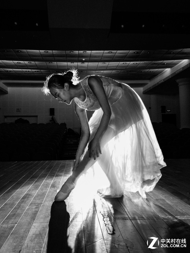 而由于其配備了國內(nèi)首款雙曲面屏，使得其在看照片的時候比其他手機在視野、色彩上都更有優(yōu)勢，所以我們從圖片可以出，在此暗光場景下vivo Xplay5非常實用。