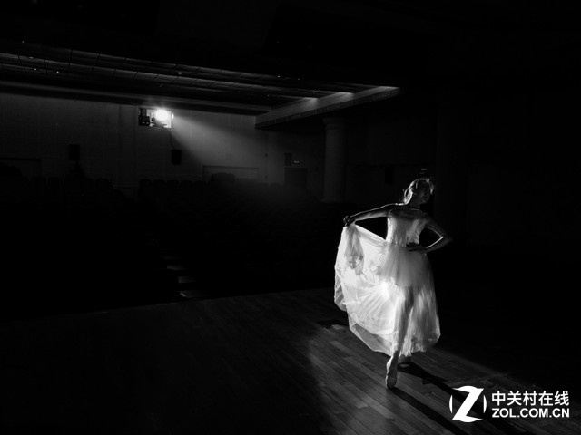 vivo Xplay5不僅能夠捉拍到每個動作，無論是噪點的控制能力，還是對燈光的表現(xiàn)相對來說還算比較出色，因此我們可以肯定快無邊界vivo Xplay5的拍照解析能力非常強悍！