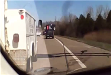 特斯拉汽車自動躲避車禍 無人駕駛真安全？