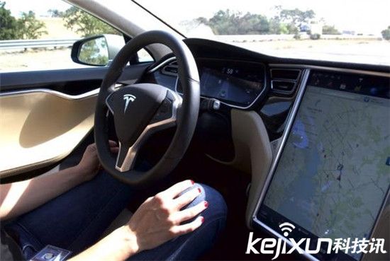 特斯拉汽車自動(dòng)躲避車禍 無(wú)人駕駛真安全？