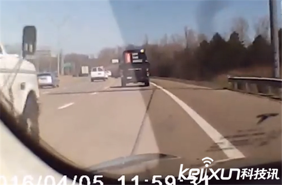 特斯拉汽車自動躲避車禍 無人駕駛真安全?