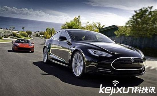 特斯拉汽車自動躲避車禍 無人駕駛真安全?