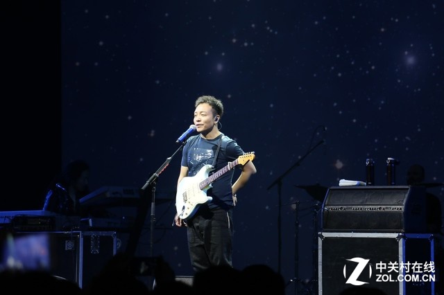 這次魅族邀請了許巍現場獻唱