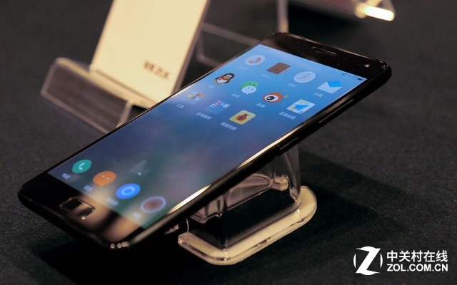 聯(lián)想ZUK Z2 Pro采用<a href=/tags/46-0.html target=_blank class=infotextkey>三星</a>最新一代5.2英寸1080P全高清Super AMOLED顯示屏幕，通過與三星深度定制，屏幕黑邊僅有0.05mm。