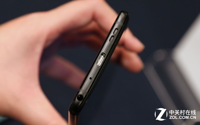 底部選用Type-C接口，一體式金屬中框設(shè)計(jì)