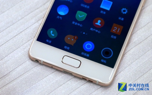 ZUK本次也將U-Touch功能進(jìn)行了優(yōu)化升級(jí)，推出U-Touch 2.0，提供隨心定義按鍵手勢(shì)功能。Z2 Pro指紋解鎖僅需0.1秒，同時(shí)也是首款支持濕手指紋解鎖的手機(jī)。