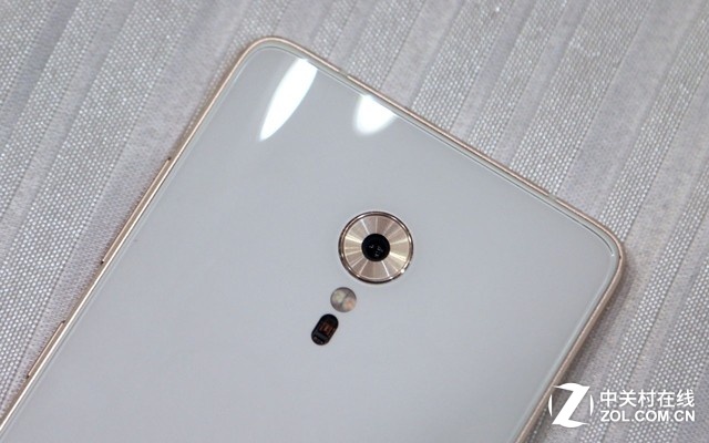 聯(lián)想ZUK Z2 Pro采用F1.8大光圈、三星最新一代1300萬像素2M8傳感器、支持PDAF+CAF雙模式對(duì)焦，支持4K視頻拍攝。閃光燈下方傳感器可用于檢測(cè)紫外線、心率、血氧。