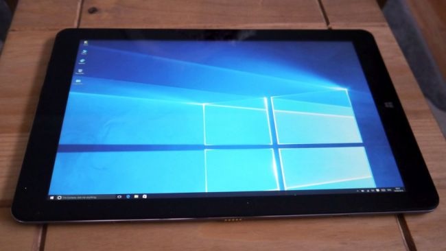 馳為hi12平板電腦擁有金屬機身設計質感升級,金香檳或青銅2色可選;配備了12英寸2160 x 1440像素顯示屏幕,11000mah內置電池,500萬像素的后置攝像頭,搭載英特爾Atom z8300 CPU,4GB / 64GB內存,以及連接/擴展能力(microSD卡,微型USB接口,Micro HDMI,USB 2,USB 3、音頻、Wi-Fi和藍牙4),可選磁吸鍵盤,2合1的設計讓組合式平板設備價格更有優勢,但性能方面究竟如何,還要大家來判斷。(圖源:techradar)