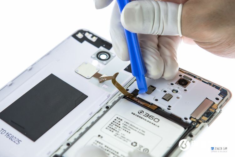 360手機F4做工如何？360手機F4拆機圖解評測