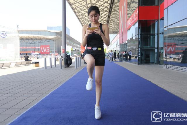聯(lián)想展示新一代智能運(yùn)動(dòng)鞋 玩游戲累點(diǎn)也高興