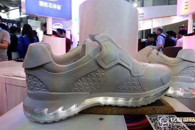 聯(lián)想展示新一代智能運(yùn)動(dòng)鞋 玩游戲累點(diǎn)也高興