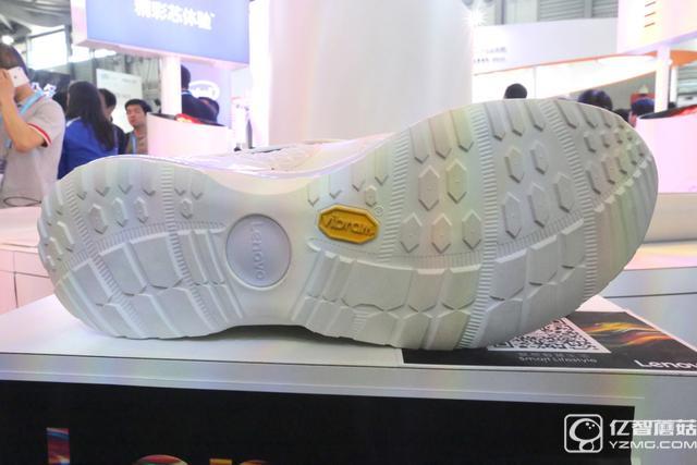 聯(lián)想展示新一代智能運(yùn)動(dòng)鞋 玩游戲累點(diǎn)也高興