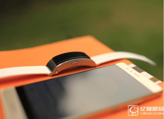 玩轉(zhuǎn)腕上時(shí)尚 3D曲面屏華為手環(huán)B3評(píng)測(cè)