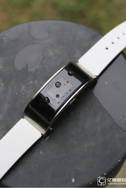 玩轉(zhuǎn)腕上時(shí)尚 3D曲面屏華為手環(huán)B3評(píng)測(cè)