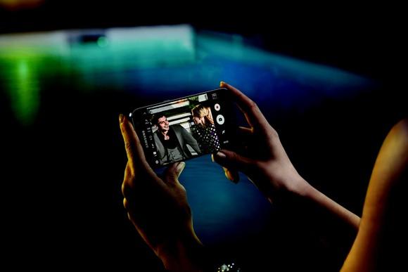 全球<a href=/mobile/ target=_blank class=infotextkey>智能手機(jī)</a>市場銷量慘淡 下半年或?qū)⒒嘏? /><br />
全球智能手機(jī)市場銷量慘淡 下半年或?qū)⒒嘏?/p>
<p><strong>以下為文章概要：</strong></p>
<p>如果你認(rèn)為智能手機(jī)銷量增速放緩對科技企業(yè)的利潤侵蝕已經(jīng)到頭，那就大錯特錯了，還有更令人吃驚的你還沒有見過呢？</p>
<p>智能手機(jī)市場不斷走向飽和，第一季度的全球出貨量幾乎同比持平，這可能是2016年科技行業(yè)最為重要的消息。</p>
<p>如果近期的信號無誤的話，蘋果、三星電子等智能手機(jī)大佬將面臨艱難的第二季度。</p>
<p><strong>手機(jī)市場還會更糟？</strong></p>
<p>分析師希望通過了解供應(yīng)商的財務(wù)狀況來一窺這些智能手機(jī)制造商在第二季度的表現(xiàn)。</p>
<p>供應(yīng)商的業(yè)績可以作為了解蘋果和三星電子第二季度財務(wù)狀況的先行參考指標(biāo)。不幸的是，如果近期的這些報告屬實，投資者應(yīng)該給予高度重視。</p>
<p><strong>在第一季度財報中，智能手機(jī)供應(yīng)商警告稱其相關(guān)業(yè)務(wù)正經(jīng)歷不同情況的困難處境。</strong></p>
<p>• Japan Display將2016年業(yè)績展望從盈利轉(zhuǎn)為虧損，并取消了此前宣布的分紅計劃。</p>
<p>• 夏普CEO稱，在去年第四季度，來自大型智能手機(jī)代工企業(yè)的訂單明顯下降。</p>
<p>• 智能手機(jī)組裝企業(yè)Pegatron第一季度利潤下滑35%，遜于分析師預(yù)期。該公司4月銷售額急劇萎縮，同比下滑16%。</p>
<p>• 負(fù)責(zé)蘋果產(chǎn)品組裝的富士康第一季度利潤同比下滑9.2%。</p>
<p>• <a href=/mobile/iphone/ target=_blank class=infotextkey>iPhone</a>圖形感應(yīng)器提供商索尼稱，針對智能手機(jī)零部件的需求被證實低于預(yù)期，但在今年下半年有望出現(xiàn)增長。</p>
<p>• 為蘋果Force Touch提供觸感零部件的Nidec也表示，第一季度利潤下滑18%，市場需求出人意料地低于預(yù)期。</p>
<p>由于零部件供應(yīng)商通常需要在智能手機(jī)廠商推出新產(chǎn)品之前進(jìn)行備貨生產(chǎn)，供應(yīng)商在第一季度的業(yè)績疲軟可以在某種程度上預(yù)計智能手機(jī)廠商在第二季度將出現(xiàn)相似情況。</p>
<p>雖然這只是一種推測，并沒有確鑿的證據(jù)，但整體行業(yè)的低迷顯然暗示蘋果、三星電子等智能手機(jī)制造商近期的日子不好過。因此，大型智能手機(jī)制造商在第二季度的業(yè)績持續(xù)低迷將是難以回避的事實。</p>
<p>三星電子在第一季度的強(qiáng)勢表現(xiàn)可謂是鶴立雞群，但對于投資者而言，更為重要的是，這種趨勢能維持多久？</p>
<p><strong>好日子在后頭？</strong></p>
<p>智能手機(jī)市場最好的日子幾乎可以確定一去不復(fù)返，但似乎今年下半年的日子要比上半年的好過些，盡管具體情況還可能存在變數(shù)。</p>
<p>可以明確的是蘋果在下半年將迎來新行情。眾所周知，iPhone 7的外觀升級應(yīng)該能幫助蘋果在假日購物季有一個好收成。在人們眼中，預(yù)計將于9月份推出的iPhone 7應(yīng)該將保持蘋果在設(shè)計上的一貫領(lǐng)先優(yōu)勢。由于全球市場的開拓，蘋果此前在外觀上有重大變化的幾款iPhone都有不錯的成績，產(chǎn)品的熱銷為該公司帶來營收的股價的雙重利好。</p>	</div>
	<div   id=