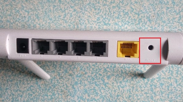 按住RESET按鈕,把360路由器恢復(fù)出廠設(shè)置