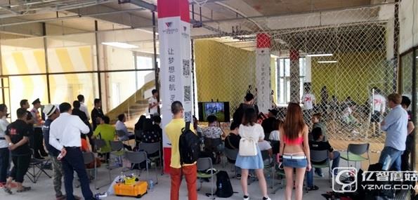 性感爆乳中國女極客SexyCyborg曬新發明：可穿戴無人機