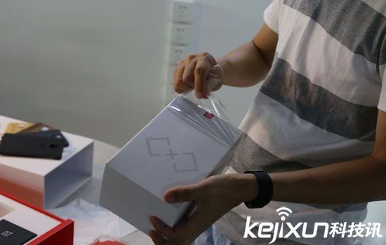 一加3手機已發(fā)布 但一加VR頭盔又來了開箱圖賞