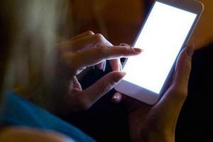 睡前別躺床上看手機了 這兩個人差點失明