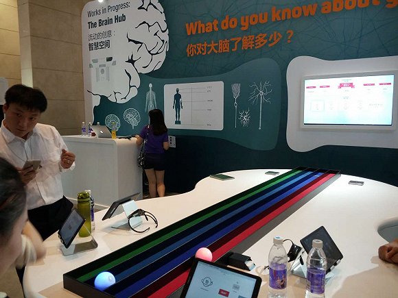 達沃斯探索區展示了多款機器人