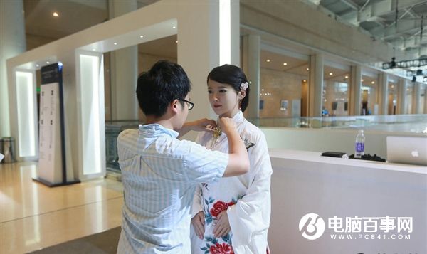中國最美女機器人亮相：古色古香 美艷動人！