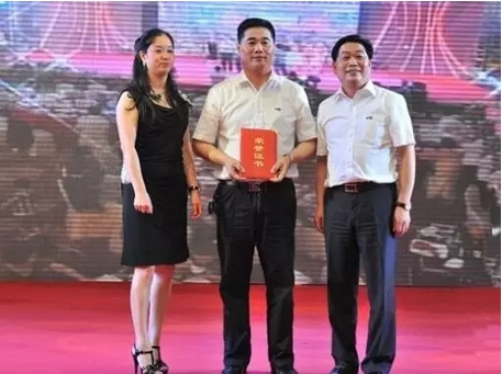 ▲圓通速遞董事長喻會蛟(右)、董事副總裁張小娟(左)。