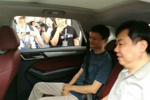 馬云親試首款互聯網汽車榮威RX5 贊不絕口：買！