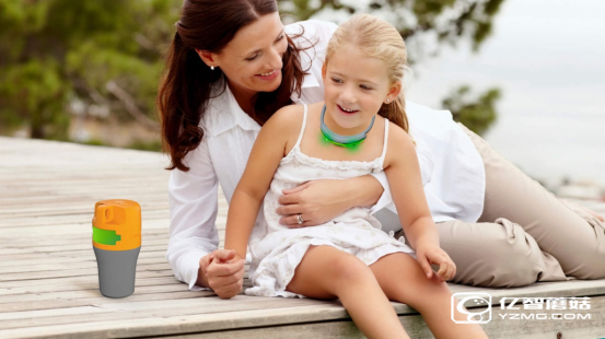 擔(dān)心孩子在泳池中玩耍不安全？試試這個(gè)項(xiàng)圈