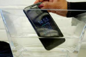 三星手機真的能防水？然并卵