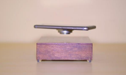 OvRcharge懸浮式無線充電：酷勁十足的充電方式