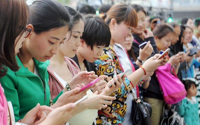 整天手機不離身 是改變了生活還是“病入膏肓”?