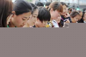 整天手機不離身 是改變了生活還是“病入膏肓”？