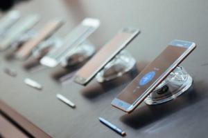 全球主要的幾家手機廠商 只有蘋果和三星在賺錢