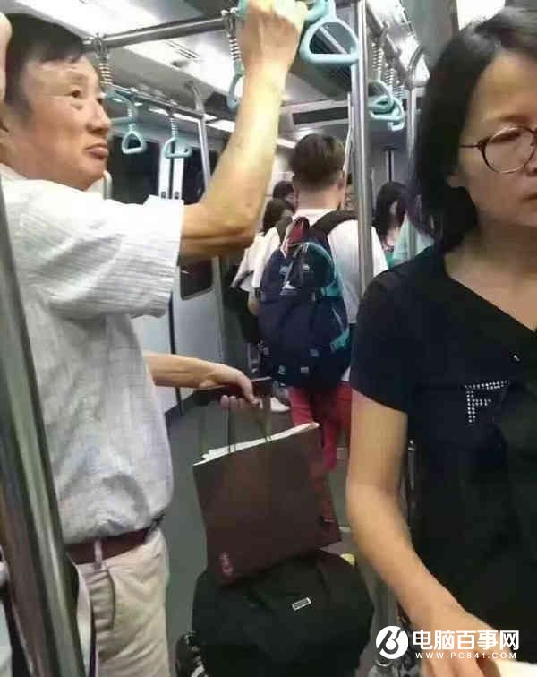 低調！華為創始人任正非自己提行李擠車廂