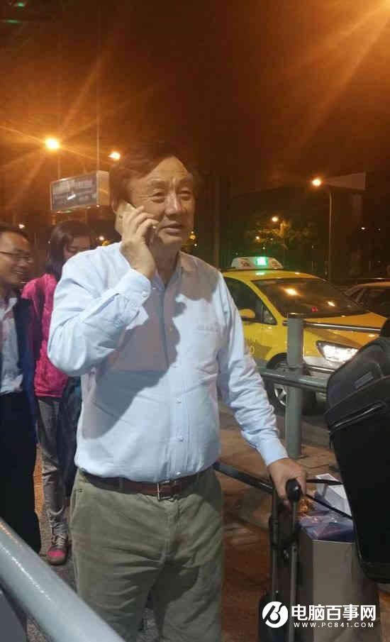 低調！華為創始人任正非自己提行李擠車廂