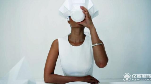 腦洞真大!戴VR頭盔吃東西會(huì)覺(jué)得食物更香?