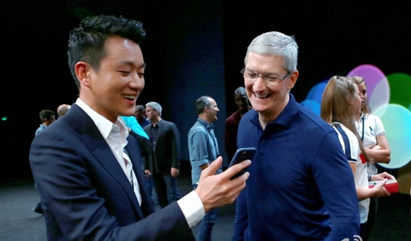 iPhone7發布會邀請唯一中國明星：蘋果總部門前啃蘋果