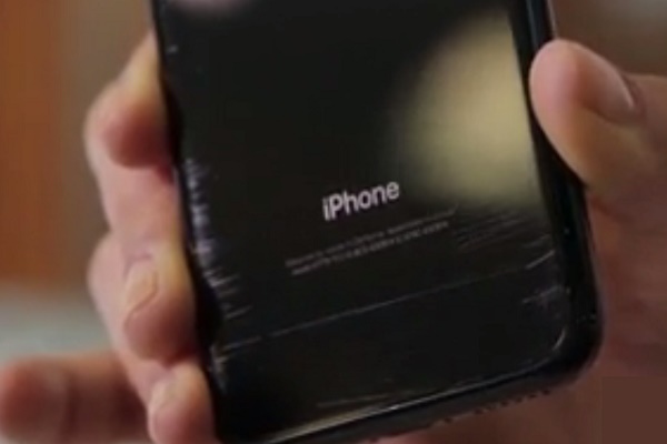 亮黑色iPhone7使用一天傻眼!超不耐磨