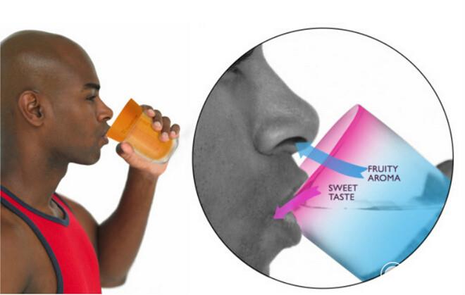 團隊經過長時間研發，制作出會散發暗示味覺香氣的塑膠杯。