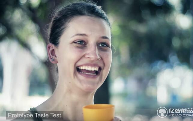 他們也進行了街頭實驗，請路人用『The Right Cup』 試喝裝著白開水的「飲料」，結果他們都紛紛表示很神奇。