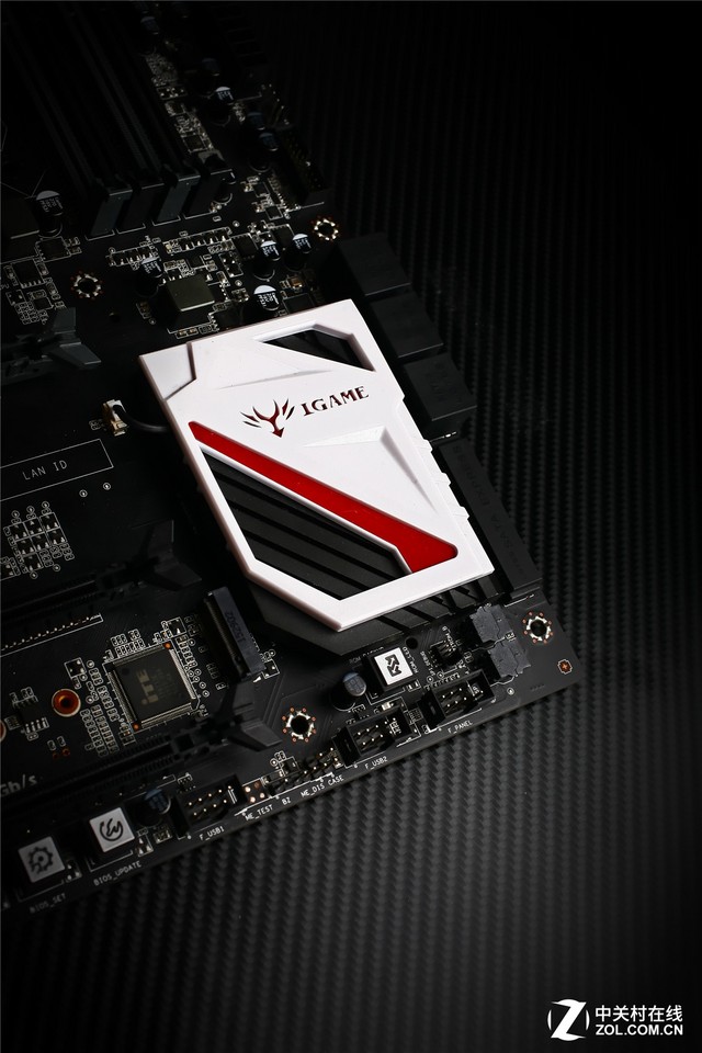 碳纖維質感圖賞 iGameZ170烈焰戰神X 