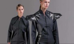 有了這款太陽能充電的夾克  再也不怕手機沒電了