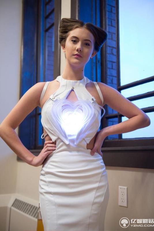 能自動倒酒的性感晚禮服 Drinkbot才是宴會焦點