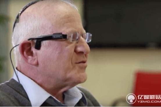 佩戴這個(gè)小相機(jī)盲人就能讀書看報(bào)了