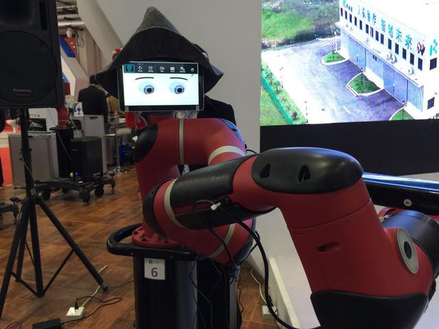 誰說機械臂就一定粗魯？這個機器人你碰一下它就不動了