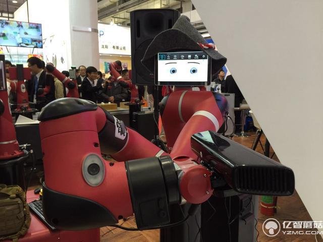 誰說機械臂就一定粗魯？這個機器人你碰一下它就不動了