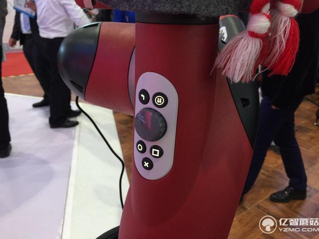 誰說機械臂就一定粗魯？這個機器人你碰一下它就不動了